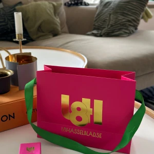 Amorspil halsband - Superfin elegant berlock i silver från L8 Hasselblad🌸😊nypris: 650kr. endast testad (endast berlock medföljer ej kedja)