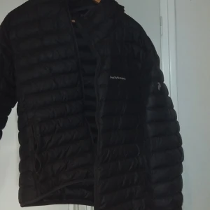  Peak Performance jacka  - Säljer min svarta peak Performance jacka. Den är storlek XL så den har blivit för stor för mig . Den är annars i bra skick men har litet hål som är tejpad