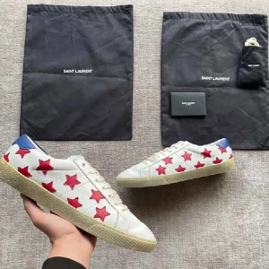 Saint Laurent sneakers med röda stjärnor - Tjena. Säljer feta Yves Saint Laurent skor i modell SL/ 06 | Storlek: 45 | Vid köp tillkommer 2 pasar (1 för vardera sko), Tack-brev fràn YSL och även extra skosnören! Skorna är i super bra skick utan defekter | Nypris 7000kr, värat 2999 ~ Hojta till vid minsta fundering!
