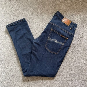 Nudie Jeans - Säljer ett par extremt feta Nudie jeans i väldigt bra skick, med inga defekter | Storleken är 33/32 men sitter tajtare i midjan och snarare 31-32 i midjan | Hör av er vid eventuella frågor!