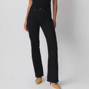 Svarta classic boot jeans - Snygga svarta classic boot jeans med hög midja. Från Gina & är aldrig använda, dock ingen prislapp kvar🖤