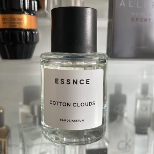 Essnce Cotton Clouds Eau de Parfum - Säljer en fräsch och luftig Eau de Parfum från Essnce med namnet Cotton Clouds. Flaskan är genomskinlig med en stilren vit etikett och svart text. Den har en svart kork och en praktisk sprayfunktion. Perfekt för dig som gillar lätta och rena dofter. Använt 15 sprays🤩😀🤩