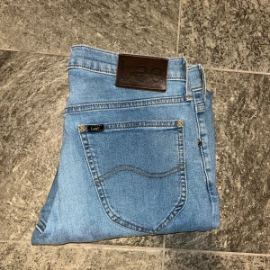 Lee jeans - Snygga ljusblå Lee jeans säljes! Passformen är Regular/straight. Storleken är 30/30.