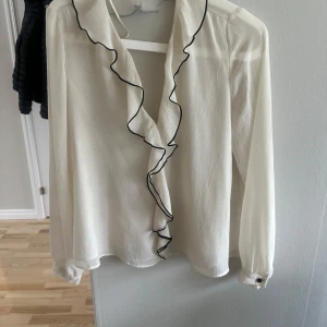 Blus från Zara - Nästintill ny, använd ett fåtal gånger. Skulle inte säga att det är varken beige eller vit, utan något däremellan 