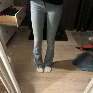 Ljusblå bootcut jeans - Lågmidjade ljusblå bootcut jeans. Säljer då dom inte kommer till användning. De är ifrån vero moda och är i storlek 34. Skriv för frågor🩷