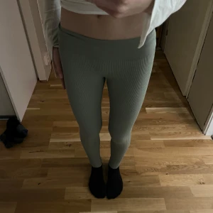 Gröna leggings från H&M - Säljer ett par gröna leggings från H&M i storlek XS. De har en hög midja men går att vika ner på ett snyggt sätt. Skriv vid frågor