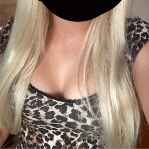 Leopardmönstrad topp - Säljer en snygg leopardmönstrad topp med korta ärmar. Perfekt för att ge din outfit en vild touch. Toppen har en tight passform och är gjord i ett mjukt material för extra komfort.