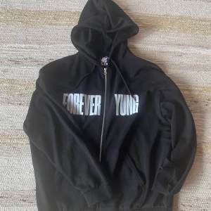 Yung lean merch 2025 - Säljer nu denna sjukt ovanliga yung lean hoodien från hans konsert i Stockholm 2025. Helt ny och alldrig använd. Kontakta mig vid minsta funderingar! 