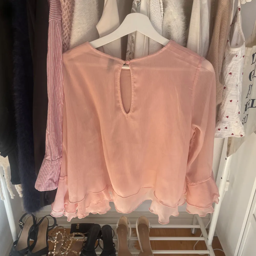 En rosa sommrig blus som inte använts mycket och köptes för något år sen från h&m . Puserot.
