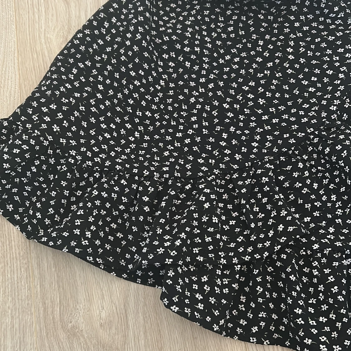 Svart blommig kjol  - 3