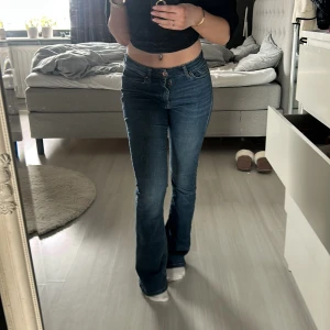 Blå bootcut jeans - Har ett håll på bakfickan därav priset☺️