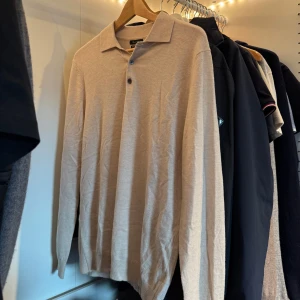 Massimo dutti tröja  - Säljer nu en tröja med krage från Massimo dutti. Helt nytt skick oanvänd, inga skador. Tröjan är i S men passar även dig som har M. Pris kan diskuteras 🙌🏻