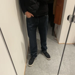 Arket jeans - Arket straight fit  Mörkblå Strl 33/32 Pris: 200 Nyskick