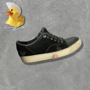 Lanvin mattoe - Hej, säljer dessa slitna lanvins! Mattoe och UK5 (motsvarar 39-40). Dåligt skick; defekterna är nog tydliga på bilderna. ”Fläckarna” är inte mögel, det är mockan som har åkt av. 😬**Pris kan diskuteras**