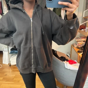 Svart hoodie  - svart hoodie med dragkedja och luva. 