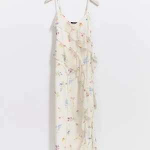 Vit blommig klänning från Gina Tricot - Säljer en vacker vit klänning från Gina Tricot med blommigt mönster i pastellfärger. Perfekt för sommarens festligheter! 🌸Har aldrig kommit till användning då jag tycker den är lite för kort i längden för mig.💞Nypris är 600.