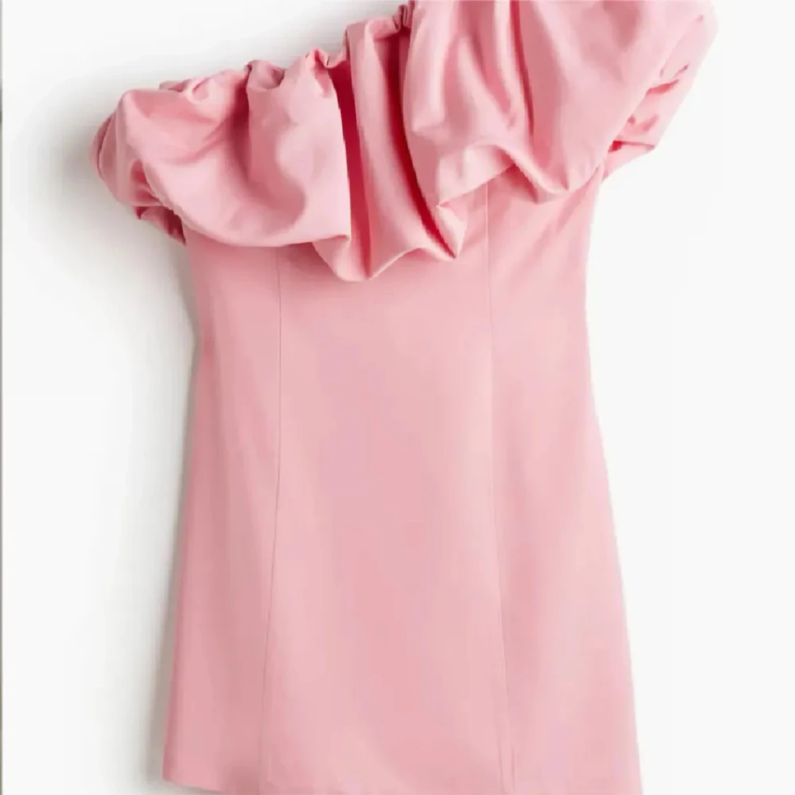 Trendig rosa oneshoulder klänning från HM - 2