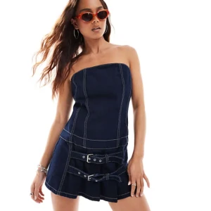 Mörkblå axelbandslös klänning från pull and bear - Mörkblå axelbandslös klänning från Pull and bear i jeansmaterial. Aldrig använd, endast provad