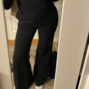 Svarta kostymbyxor - Snygga svarta kostymbyxor, jag är 177 och dom är bra längd på mig 