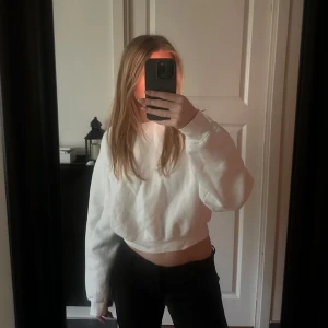 Vit sweatshirt  - Jättefin tröja från bikbok, köpt för ca 400kr💕 en liten defekt därav priset skriv för bild på det
