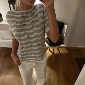stickad topp💗 - Säljer en snygg vit och grå stickad topp med guld detaljer . Toppen har korta ärmar och en bekväm passform. Perfekt till vår och sommar🍸🍸