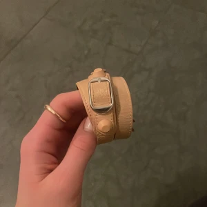 Balenciaga armband - Snyggt armband från Balenciaga med silverfärgat spänne.
