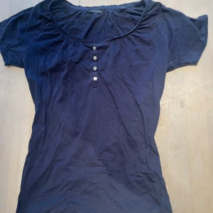 vintage söt mörkblå topp  - Säljer denna jätte fina vintage topp från Marc o polo. Passar mig som har S även om storleken är L 