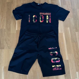 Svart t-shirt från Dsquared2 med färgglatt tryck - I ny skick endast testad 1 gång!!!