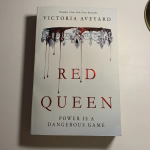 Red Queen - Red Queen av Victoria Aveyard är första boken i en fem bok-serie.  En spännande och väl omhändertagen boken. 