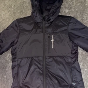 Svart Sail racing jacka - Säljer en nästan helt ny Sail racing jacka |skick 9/10| Storlek 150/Xs| vid frågor och bilder är det bara att höra av sig 🤩