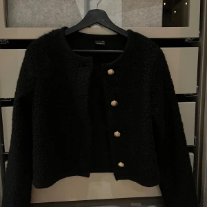 Kofta från gina - Svart kofta från gina med guldknappar, endast använd en gång så väldigt bra skick, nästan som ny, storlek xs 💖💖