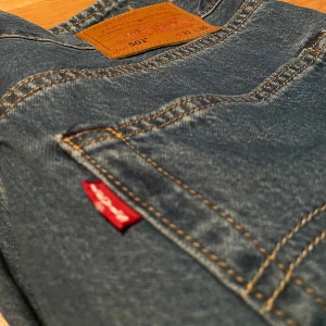 Levi's 501, stl 31 x30 - Ett par klassiska 501:or som är använda endast en gång. Tyckte de var en storlek för små efter lappen var borta. Det finns inga märken och de ser ut som ett par nya. Ett par nya ligger på runt 1200 kr.