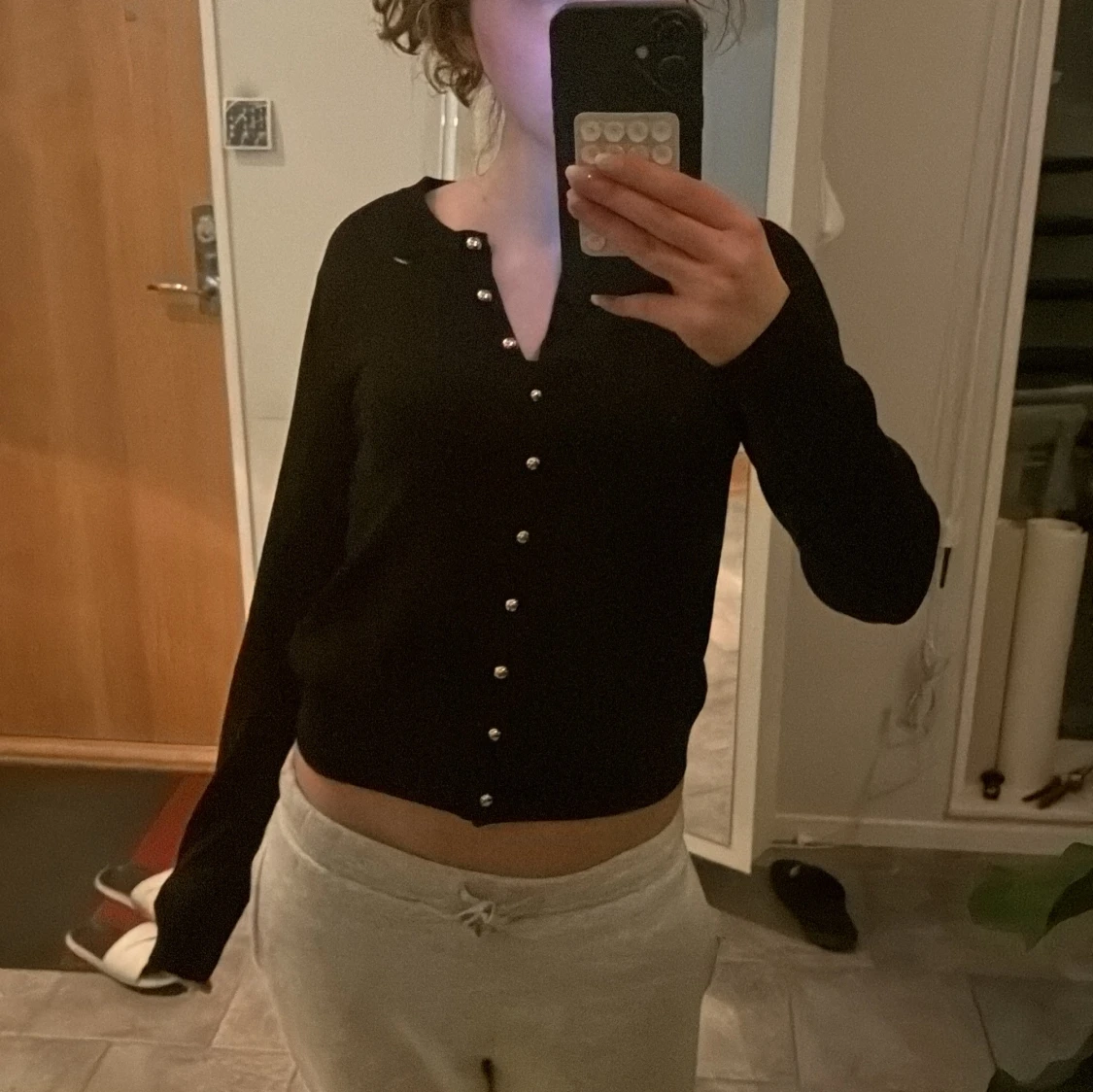 Svart kofta med knappar