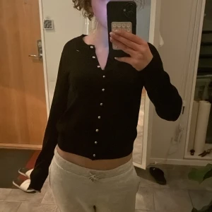 Svart kofta med knappar - Superfin kofta med guldiga knappar!💛aldrig använd och har lappen kvar