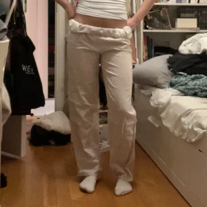 Beige linnebyxor - Snygga linnebyxor, jag brukar vika ner dem så att de blir mer lågmidjade så som på första bilden, inte nedvikta är på andra bilden💕💕 strl 158/164 men passar S och nog även xs