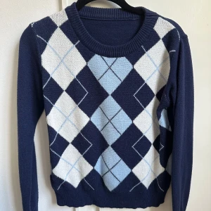 Mönstrad tröja - Blå mönstrad tröja. Skriv för fler bilder eller vid frågor. Står ingen storlek men passar mig som bruksr ha S. 