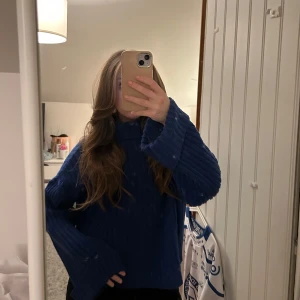 Blå stickad tröja - blå stickad tröja med långa ärmar i storlek xs. Tröjan har en hög krage och är oversized