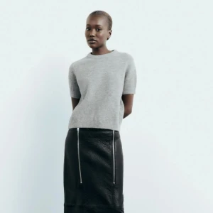 Grå stickad tröja  - Säljer min jätte fina tröja från Zara. Inte så använd då jag köpte en för liten, jätte bra kvalité💕