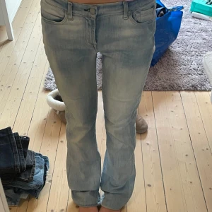 Lågmidjade jeans  - Så snygga ljusblå lågmidajde jeans 💙köpta second hand💙