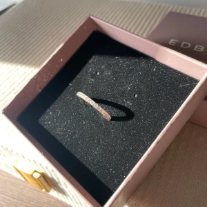 Guldring från Edblad - Glow Ring Gold 17,5mm - Superfin ring från Edblad i Guld med stenar runtom, 17,5mm ✨  Sparsamt använd, i toppenskick! 🤎  Nypris 399kr   Skickas i mindre edbladask för ringar. Fri frakt! 