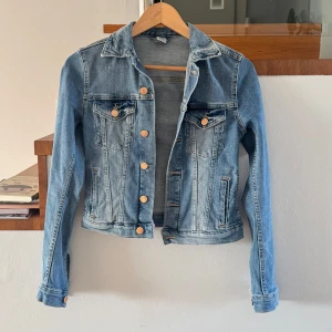 Jeansjacka  - Säljer den här jeansjackan🧁 xoxo