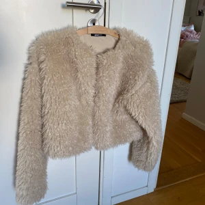 Beige teddyjacka - Säljer en supermjuk och fluffig beige teddyjacka från Gina Tricot. Jackan är i fint skick 💓💓