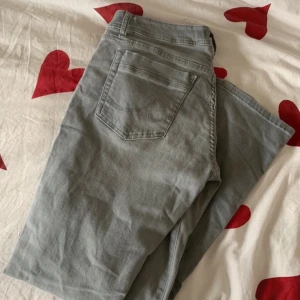 Grå ltb jeans - lågmidjade bootcut jeans I modellen ”valerie” från ltb. 