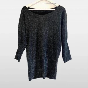 Svart glittrig tröja från KappAhl - Säljer en svart glittrig tröja från KappAhl. Tröjan har trekvartsärmar och en bekväm passform. Perfekt för att lägga till lite glitter i vardagen. Passar bra till både jeans och kjol.