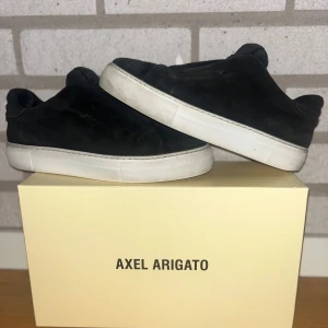 Svarta sneakers från Axel Arigato - Säljer mina arigatos för jag vill köpa nya och det är inte min stil, den är inte ny skick men nästan, köpte dom i somras på nk i Göteborg för 2700. Lite smutsiga men tvättar och fixar mockan innan jag skickar 