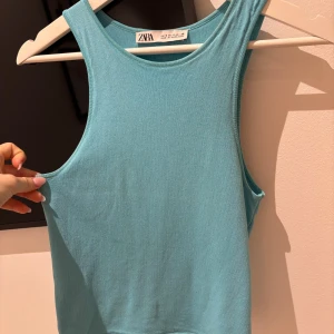Turkos linnetopp från Zara - Säljer en snygg turkos linnetopp från Zara. Toppen är ärmlös och har en enkel design som passar perfekt för varma dagar. Materialet är mjukt och bekvämt, vilket gör den till ett måste i garderoben. Perfekt för att matcha med jeans eller shorts! Den har en liten fläck längst ner som förmodligen går bort i tvätten❤️