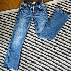 Blå jeans från Gina Tricot - Snygga, blå jeans från Gina Tricot i storlek 158. Är i mycket bra skick då de använts sparsamt. Säljer eftersom de blivit för stora för mig men de sitter superfint. Diskuterar gärna om priset💖