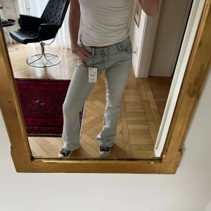 Zara jeans - Så snygga lågmidjade jeans från Zara. Nya med prislapp kvar! 