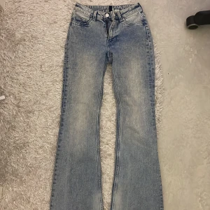 Jeans från H&M  - Ljusblåa jeans från H&M Divided. Storlek XS, har används fåtal gånger och har lite märke på användning. Vid frågor kontakta mig 💗