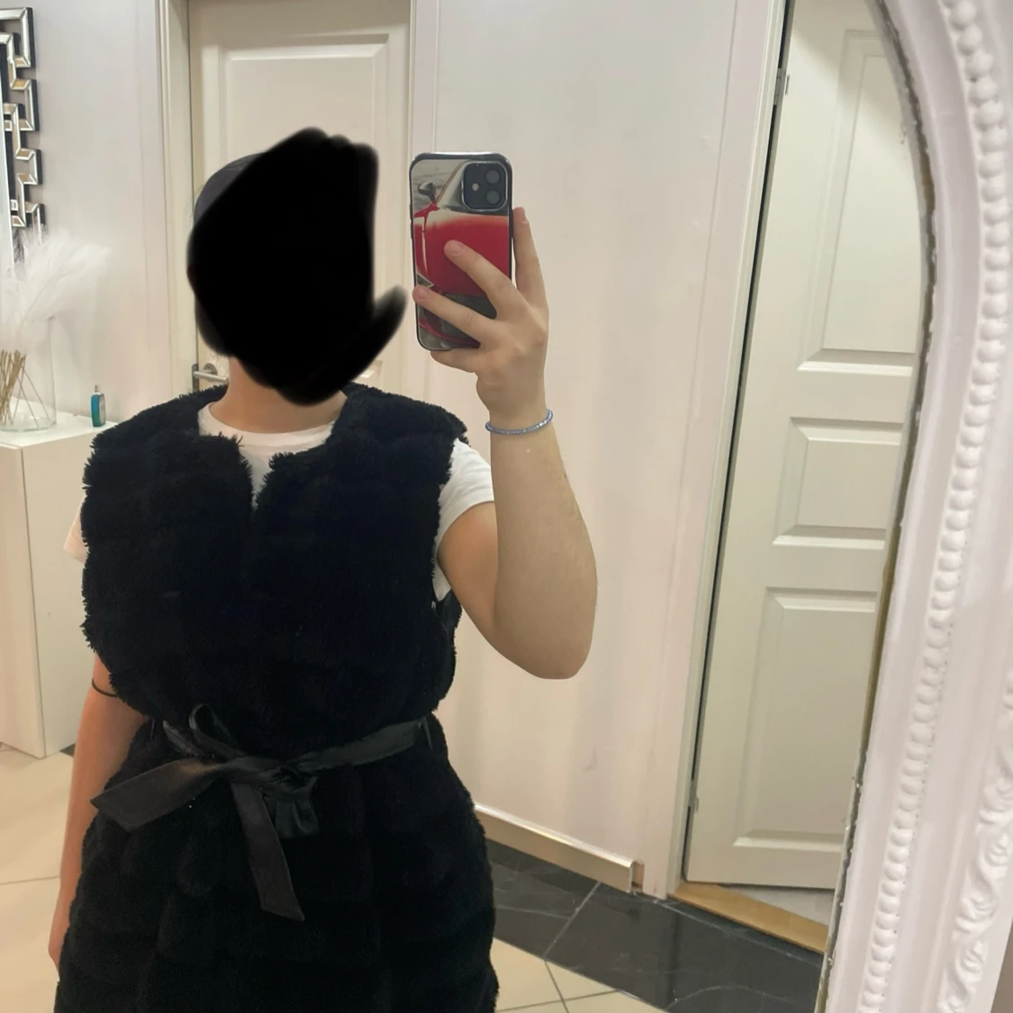 Svart pälsväst med bälte